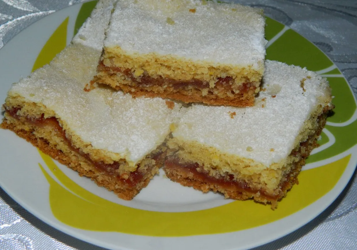 Pyszne ciasto krajanka z marmoladą, idealne na deser. Przepis na to ciasto jest prosty i szybki.