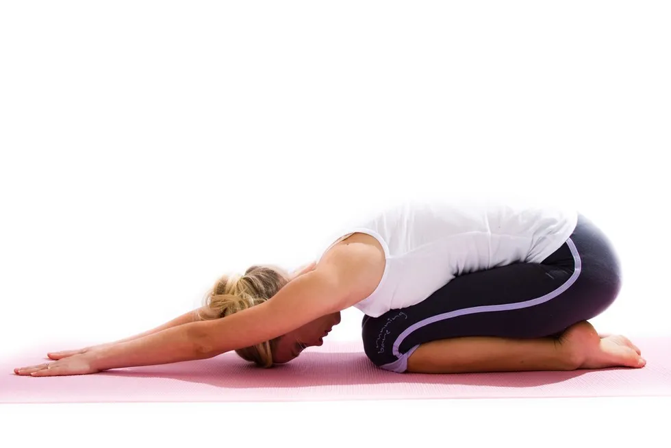 Kobieta ćwicząca jogę w stresie