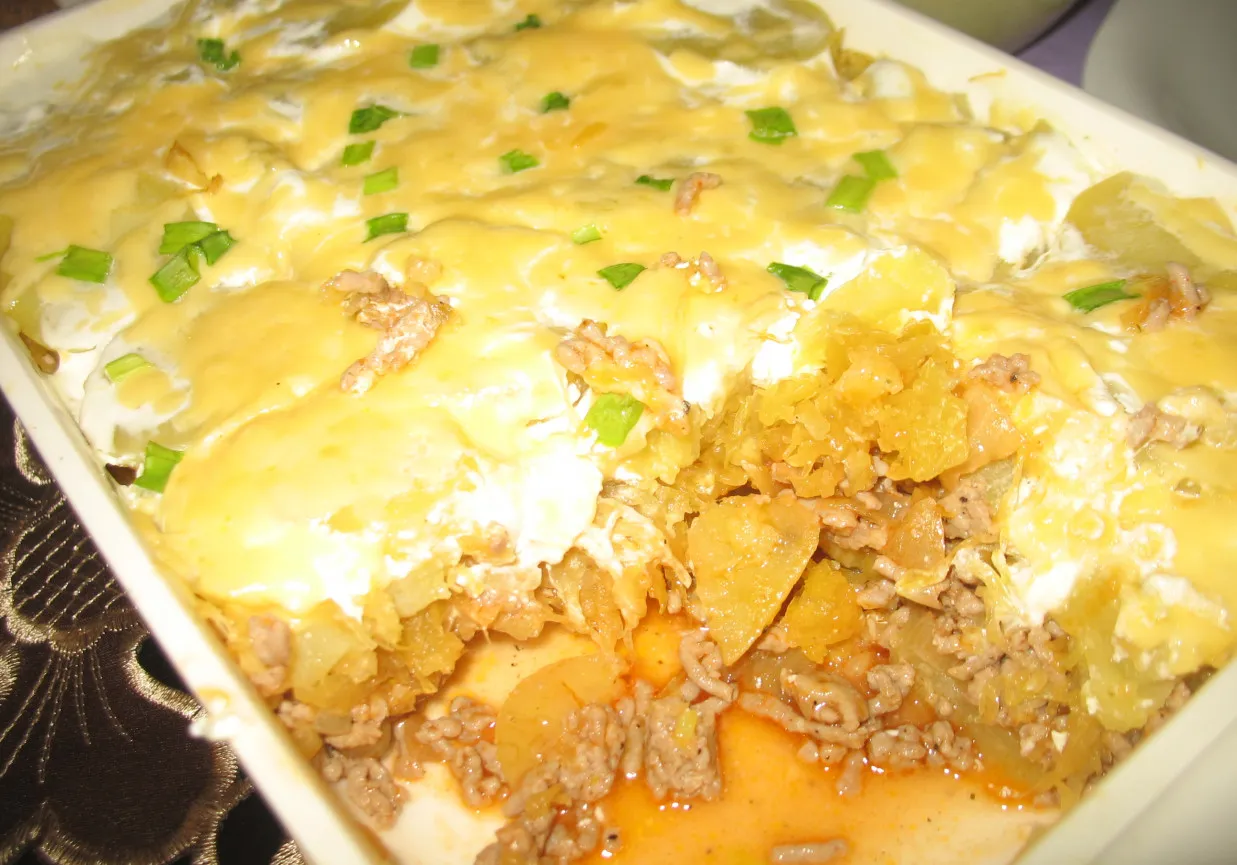 zapiekanka ziemniaczana z mięsem mielonym z surówką z kiszonej kapusty