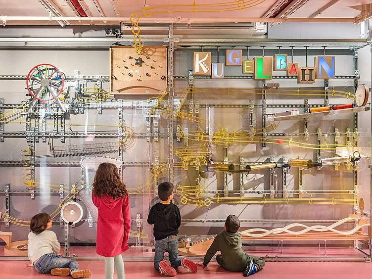 Familie im Deutschen Museum M&uuml;nchen interaktive Ausstellung