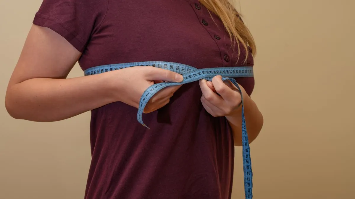 kobieta mierząca bluzkę w biuście