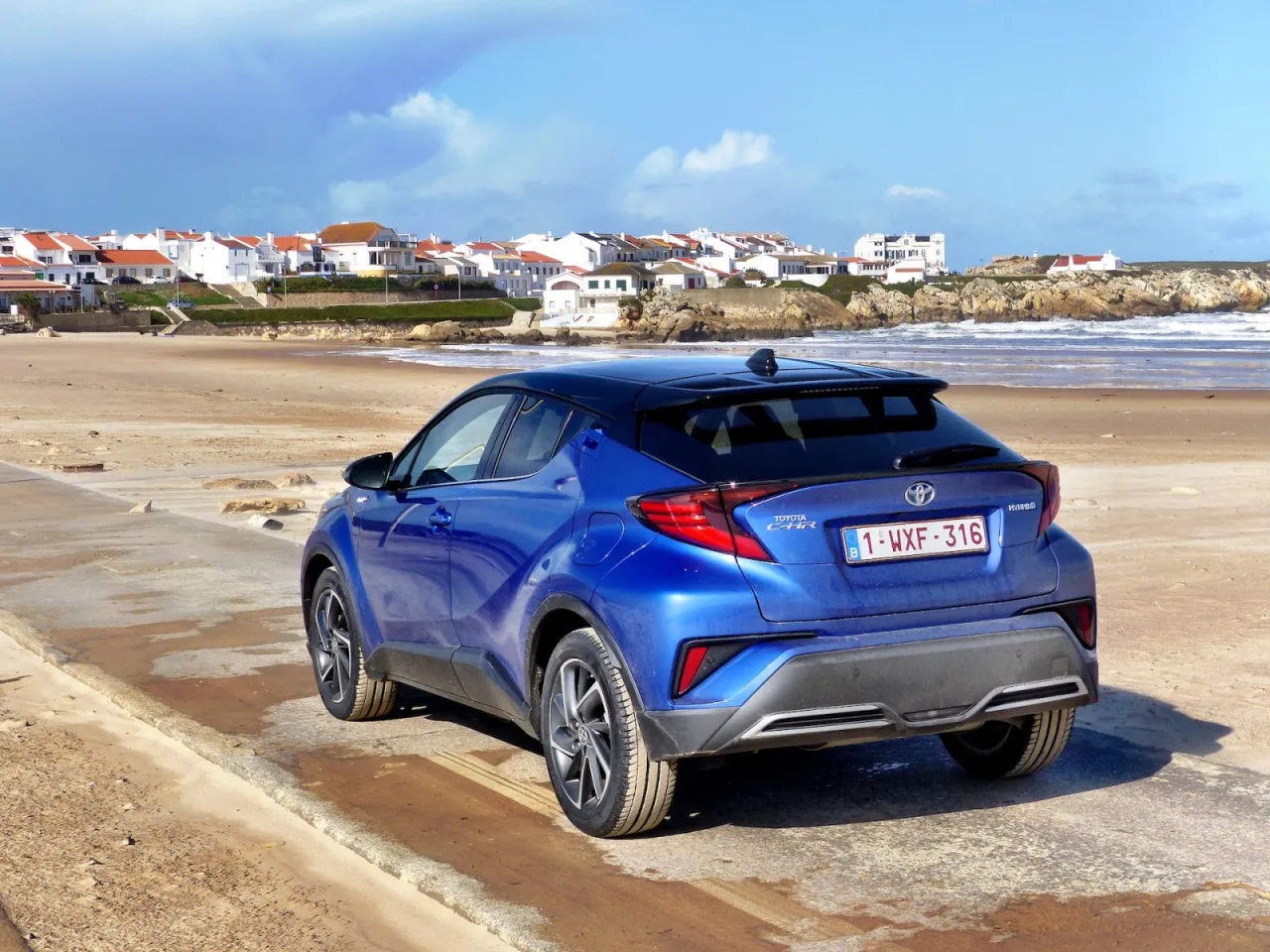 Eco-driving Toyota C-HR Hybrid