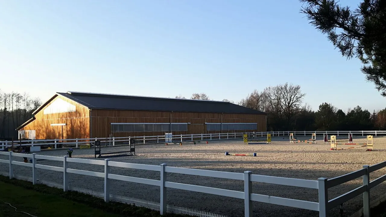 Ośrodek jeździecki z ujeżdżalnią