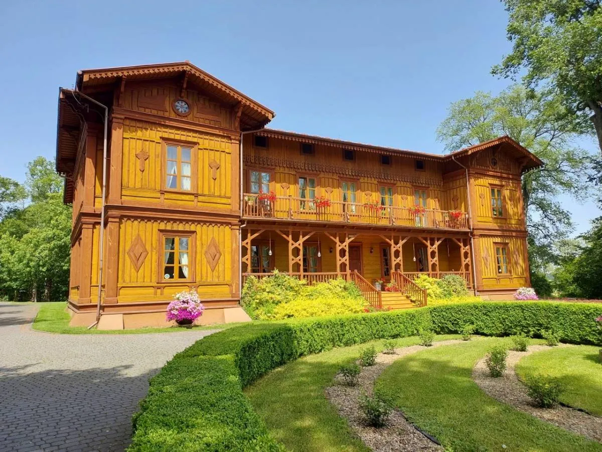 Modrzewiowy Dworek w Mircu fasada