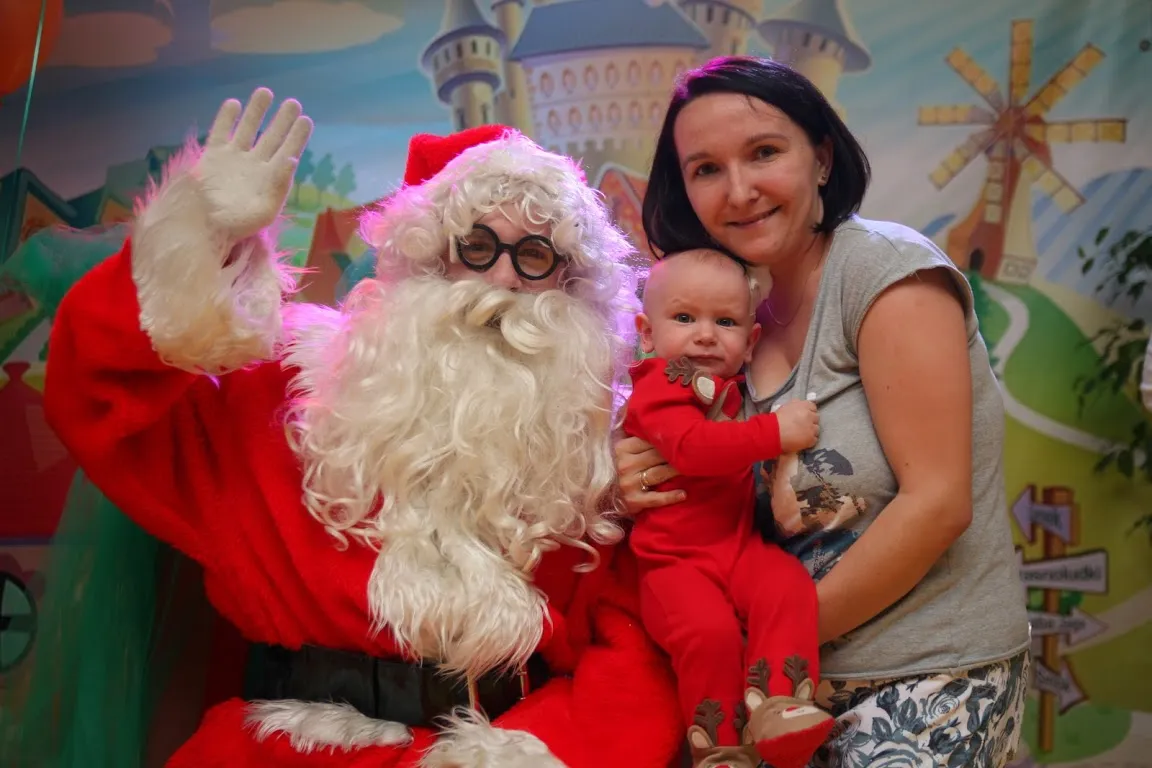 Mikołaj z dziećmi, radosne Mikołajki