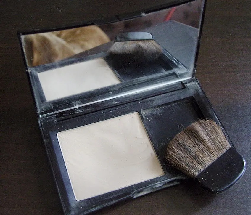 Puder sypki Yves Rocher Zero Niedoskonałości na skórze przed i po