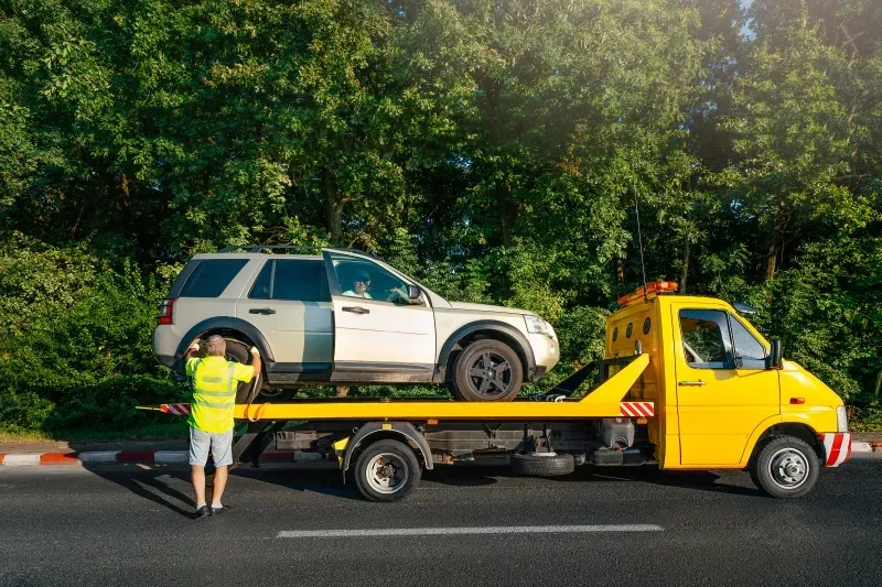 Zdjęcie Ile kosztuje holowanie pojazdu przez policję? Sprawdź, by uniknąć wysokich opłat