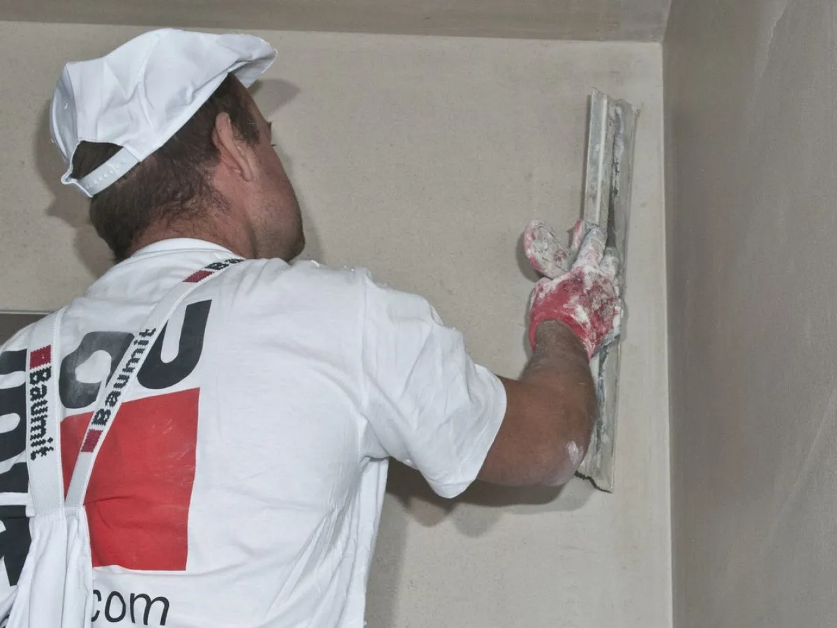 Porównanie suchego tynku z tradycyjnym tynkiem