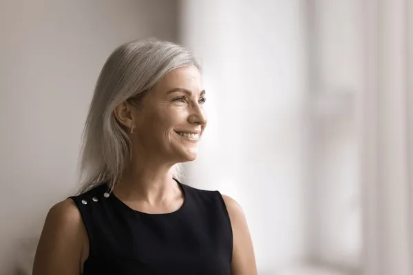 kobieta w średnim wieku uśmiechnięta, naturalne światło