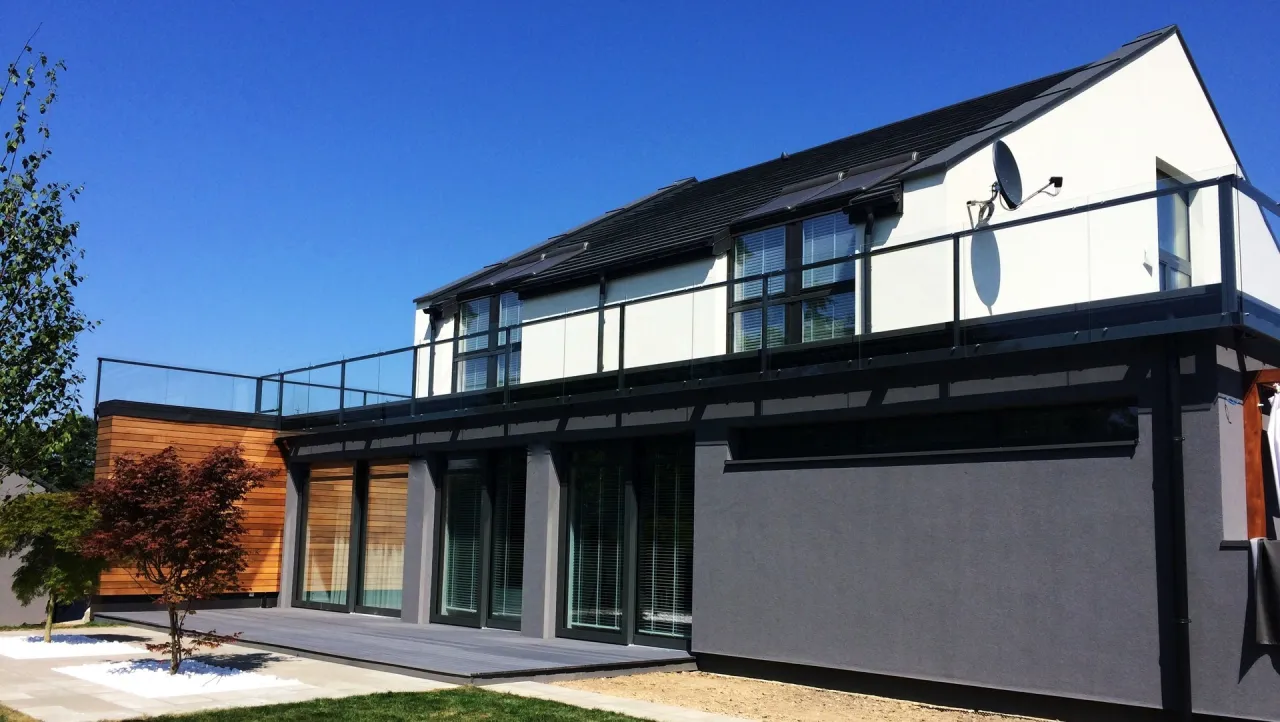 dom z antracytowym dachem i stolarką, sp&oacute;jna elewacja z antracytem