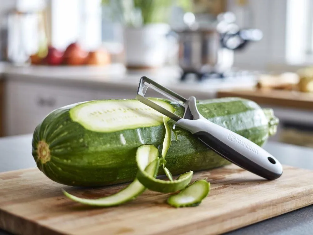 młoda cukinia na desce do krojenia