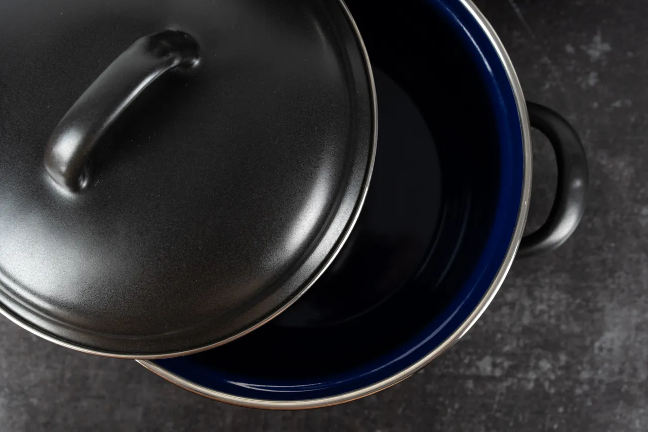 uszkodzony garnek emaliowany zarysowania pęknięcia