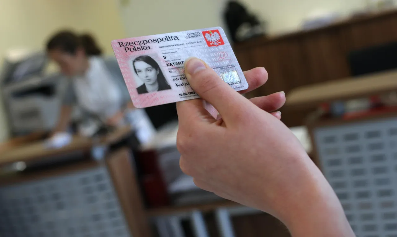 Zgubiony dowód osobisty? W urzędzie dowiesz się, gdzie zgłosić zgubienie dowodu. Na zdjęciu polski dowód osobisty.
