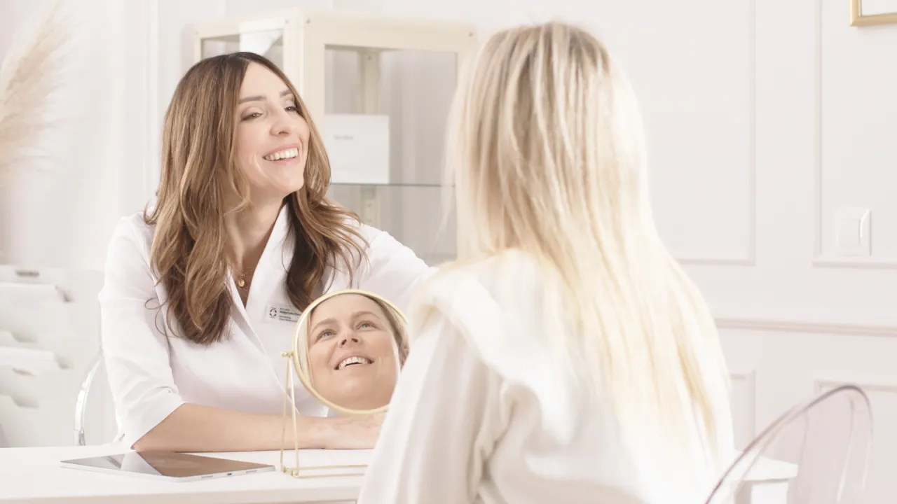 Kobieta przeglądająca listę kontrolną przed zabiegiem medycyny estetycznej