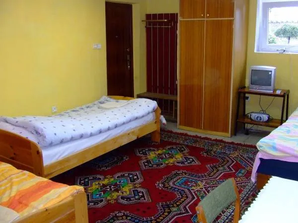 Różne typy tanich noclegów w Polsce (hostel, agroturystyka, kwatera prywatna)