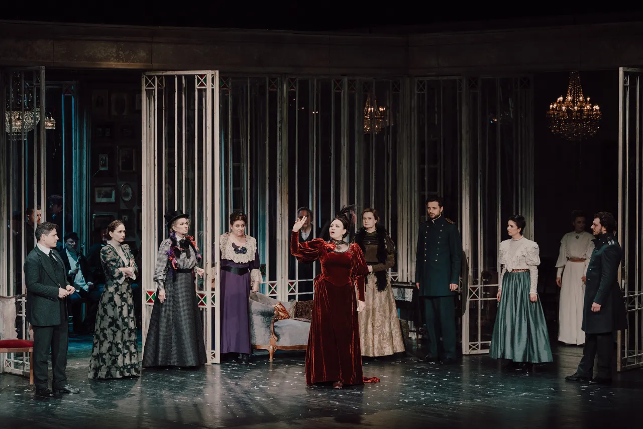 Aktorzy w strojach z epoki na scenie, przygotowujący się do spektaklu 