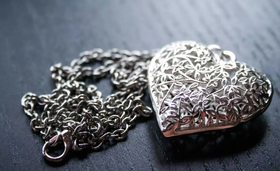 myjka ultradźwiękowa do biżuterii srebrnej przed i po czyszczeniu