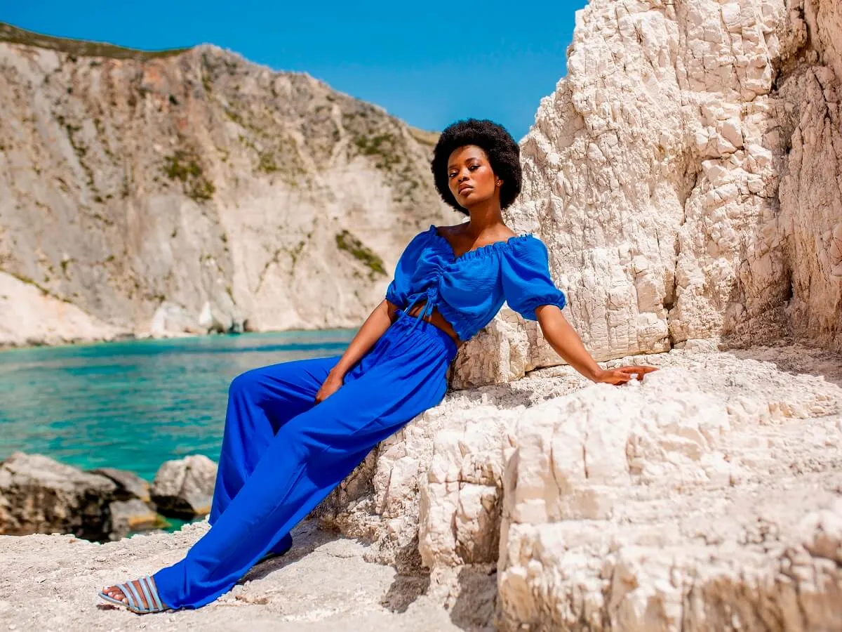 Modne stylizacje z niebieskimi spodniami i kolorowymi bluzkami