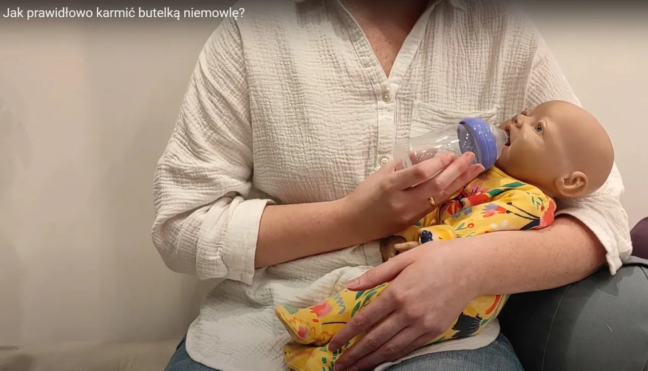 jak podawać butelkę niemowlakowi