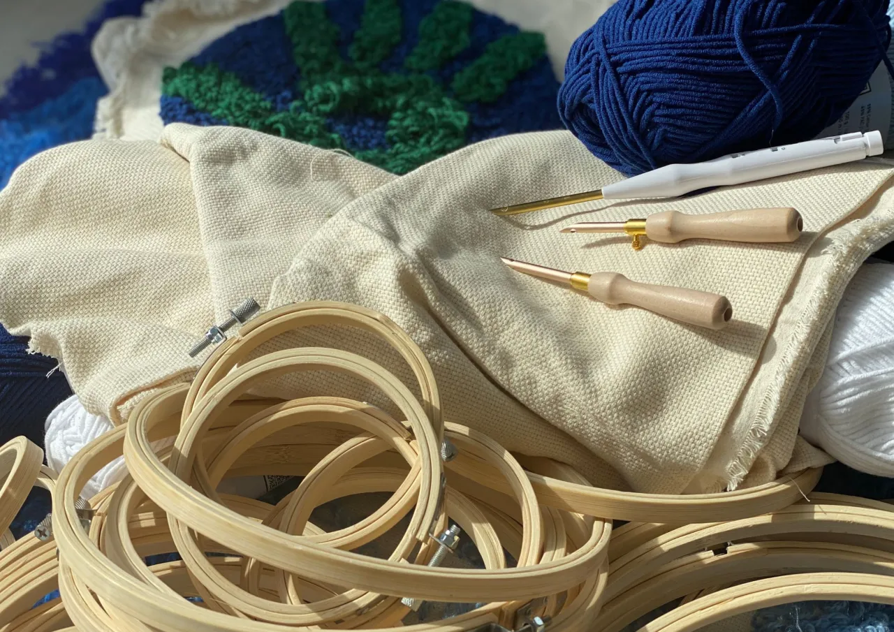 Materiały do haftu pętelkowego: igły, tamborki, wł&oacute;czka i pł&oacute;tno.