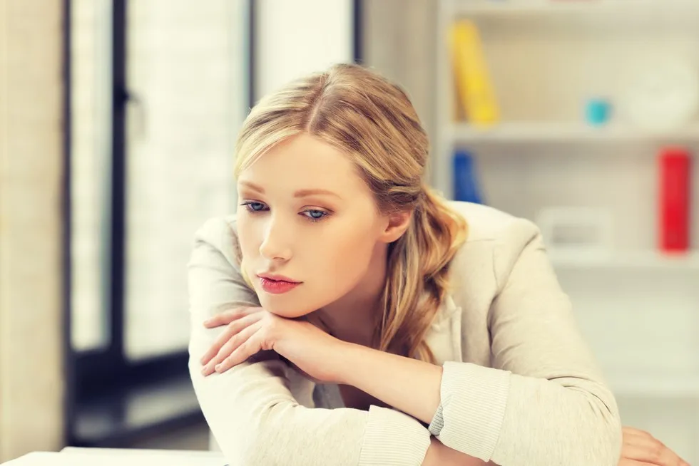 osoba zamyślona apatia