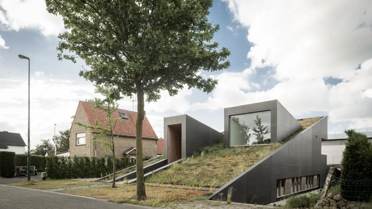 nowoczesny budynek z zielonym dachem miasto