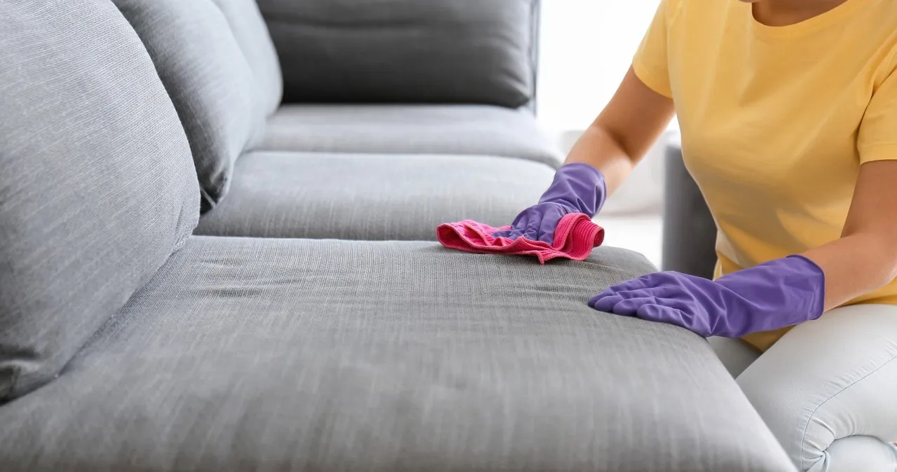 czyszczenie kanapy sodą na sucho