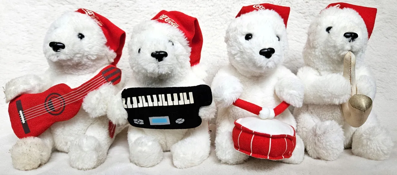 Pluszowe misie planujące ratunek świąt, przy kominku, z mapą