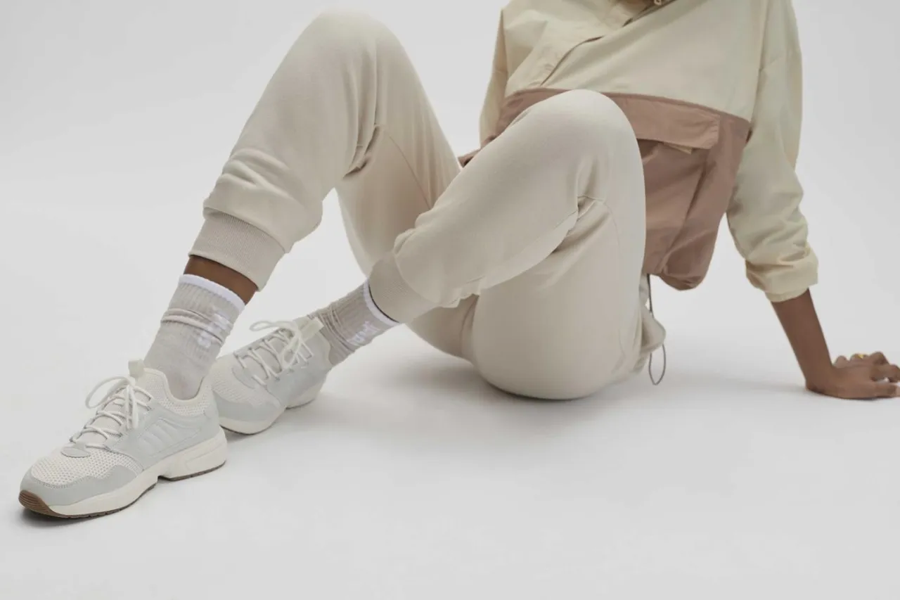 Moda na skarpetki do sneakersów, świadoma stylizacja skarpetek