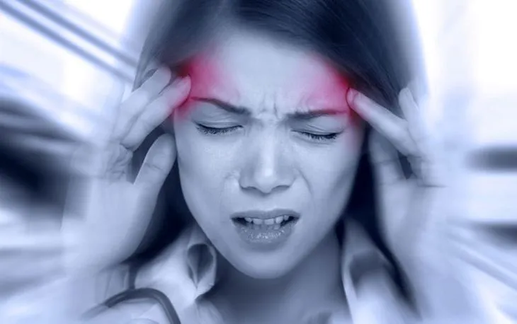 osoba z zawrotami głowy lub bólem głowy