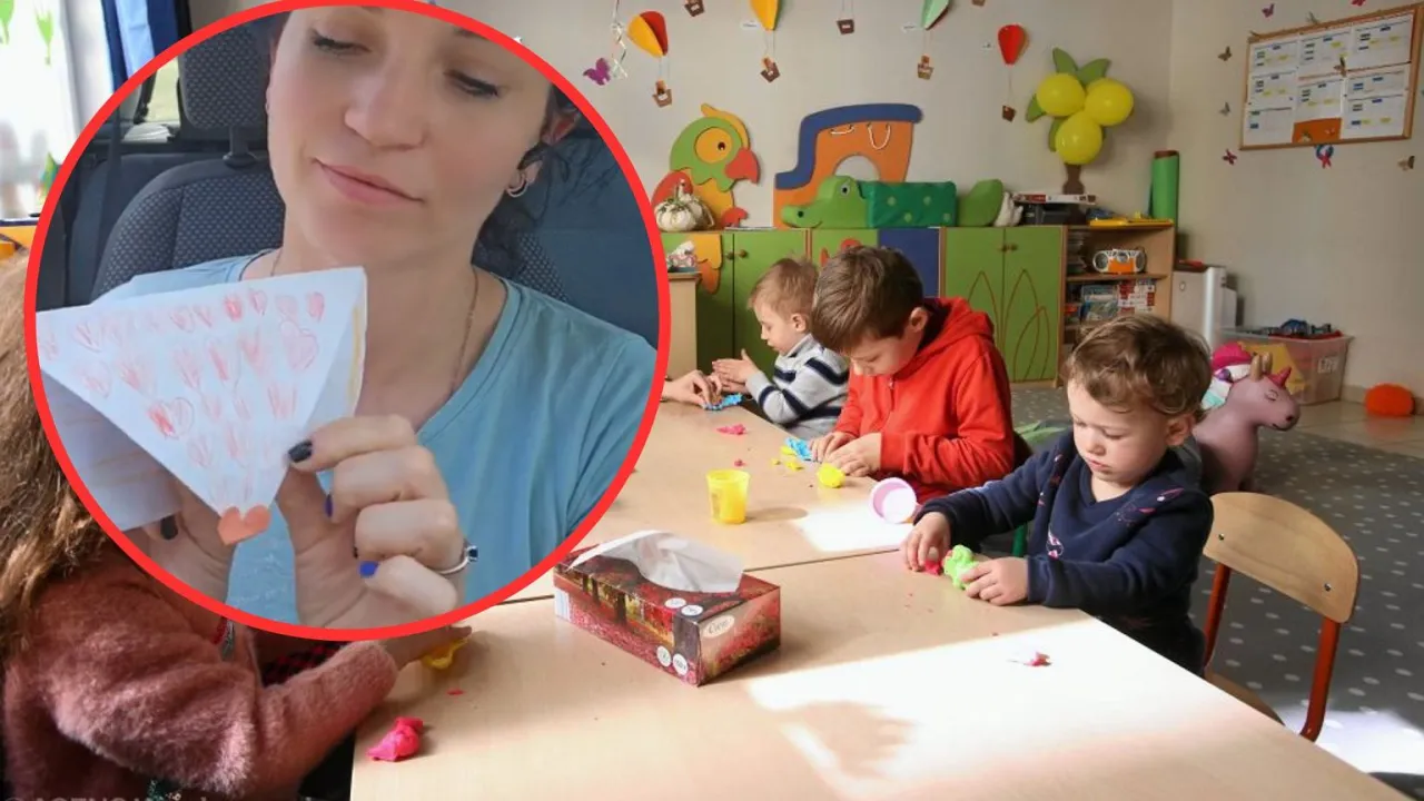 kobieta nauczycielka odbiera prezent od dzieci