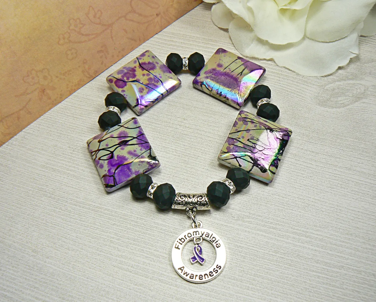 Kolorowe bransoletki symboliczne wsparcie choroby