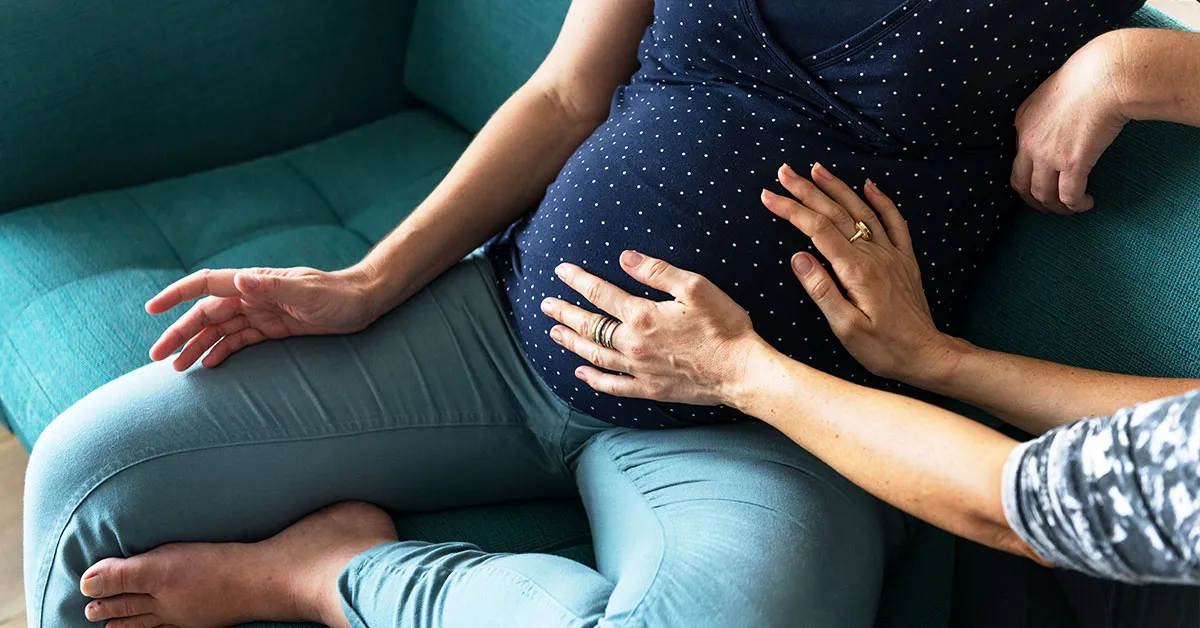 kobieta w ciąży dotyka brzucha