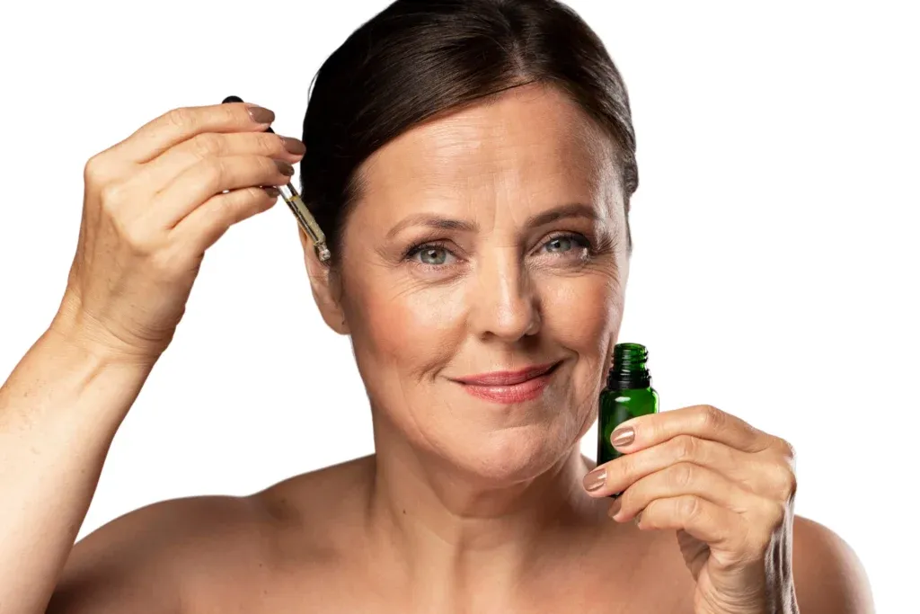 kobieta nakładająca serum na wilgotną skórę