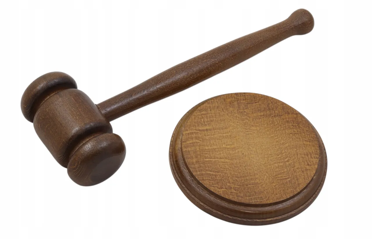 młotek sędziowski i klucze do mieszkania