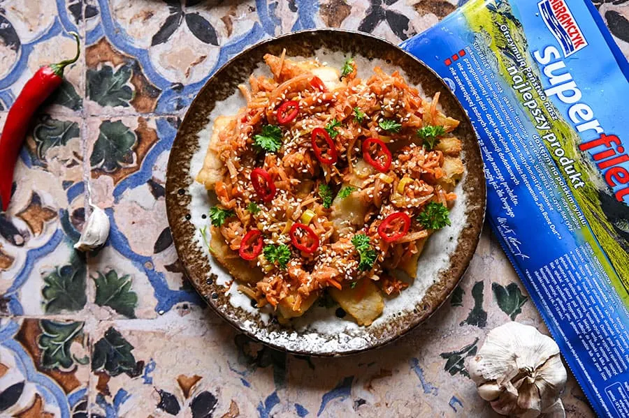 talerz ryby po grecku z warzywami, biała ryba