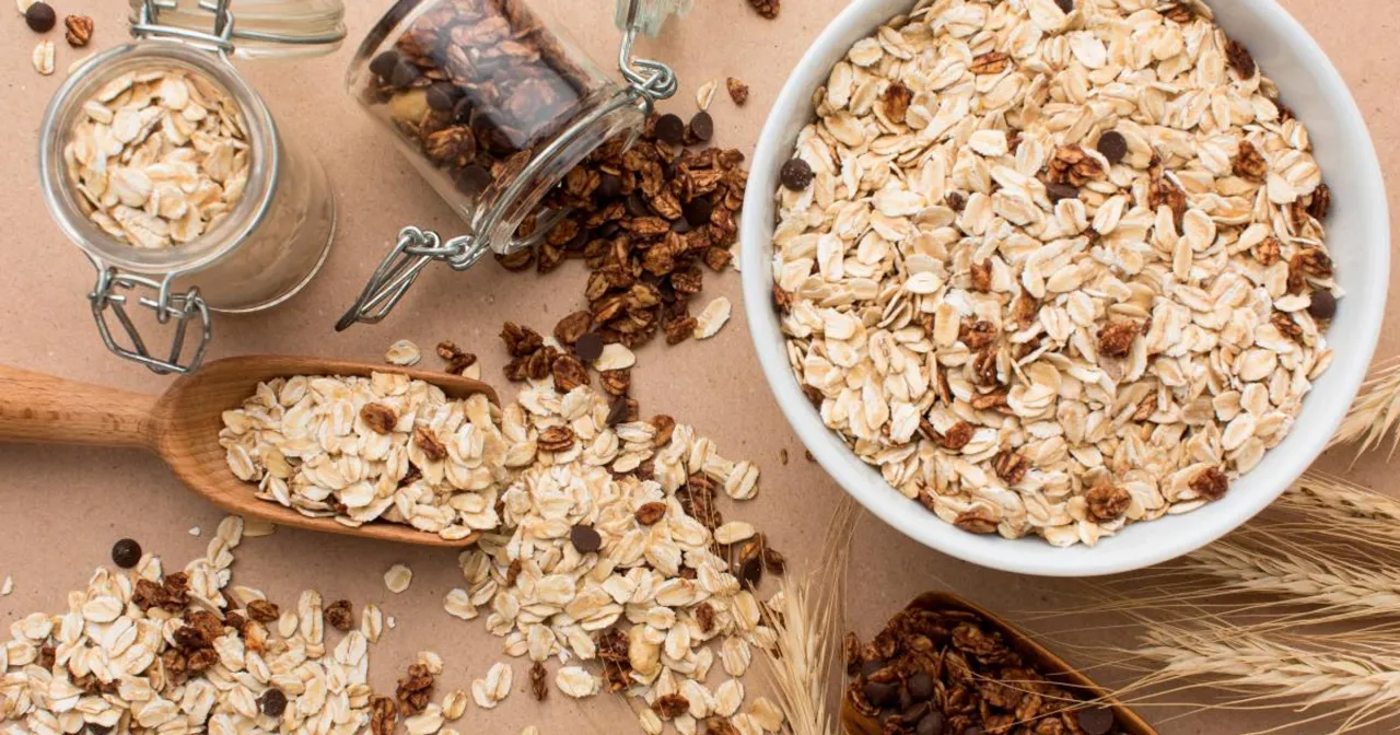 Płatki owsiane i granola z czekoladą &ndash; idealne, by jak dobić węglowodany na śniadanie.