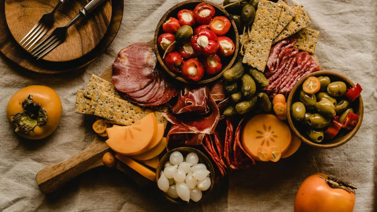 przekąski do wina czerwonego, sery twarde i wędliny do wina