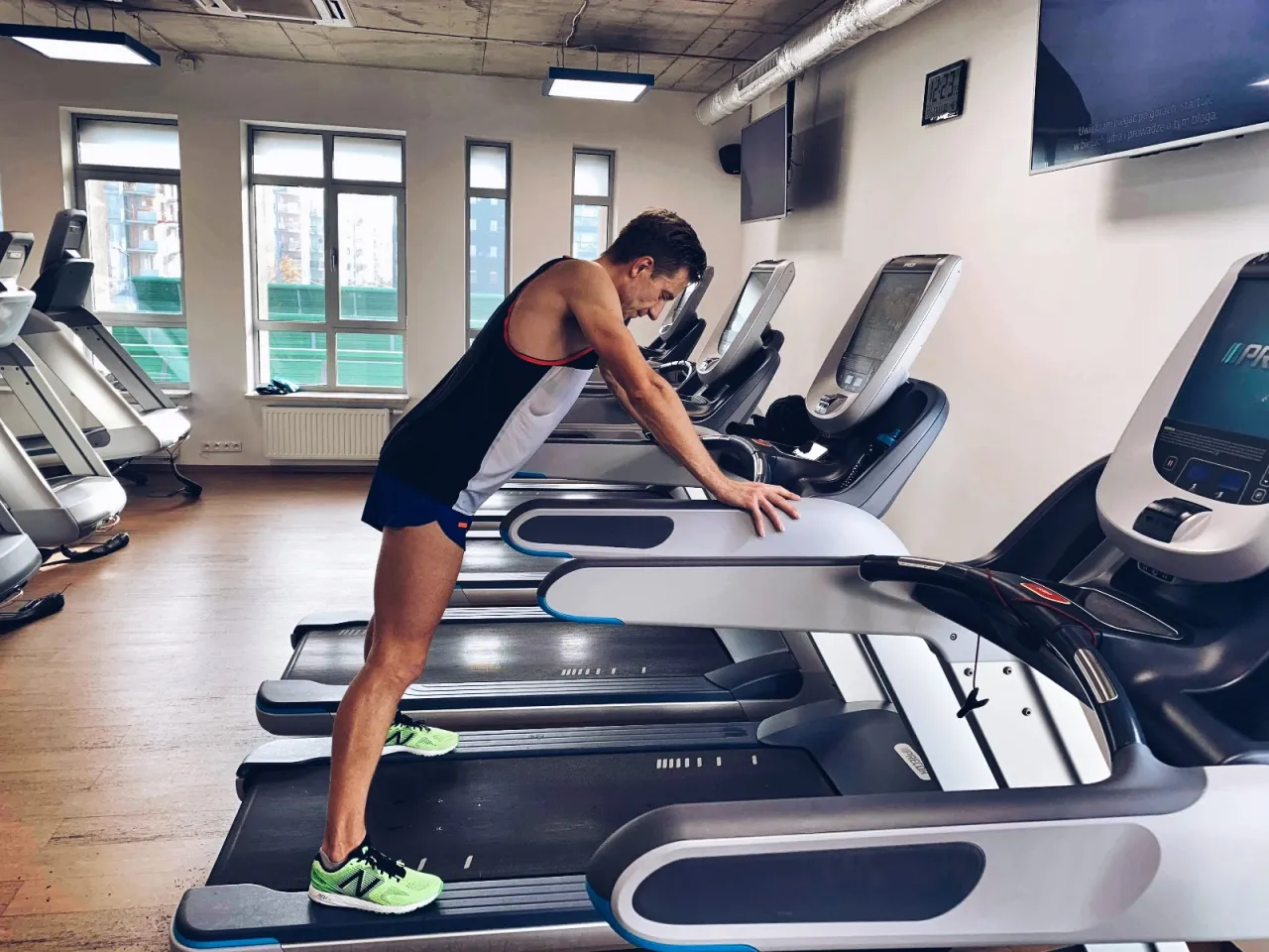 kobieta ćwicząca na siłowni i biegnąca na bieżni