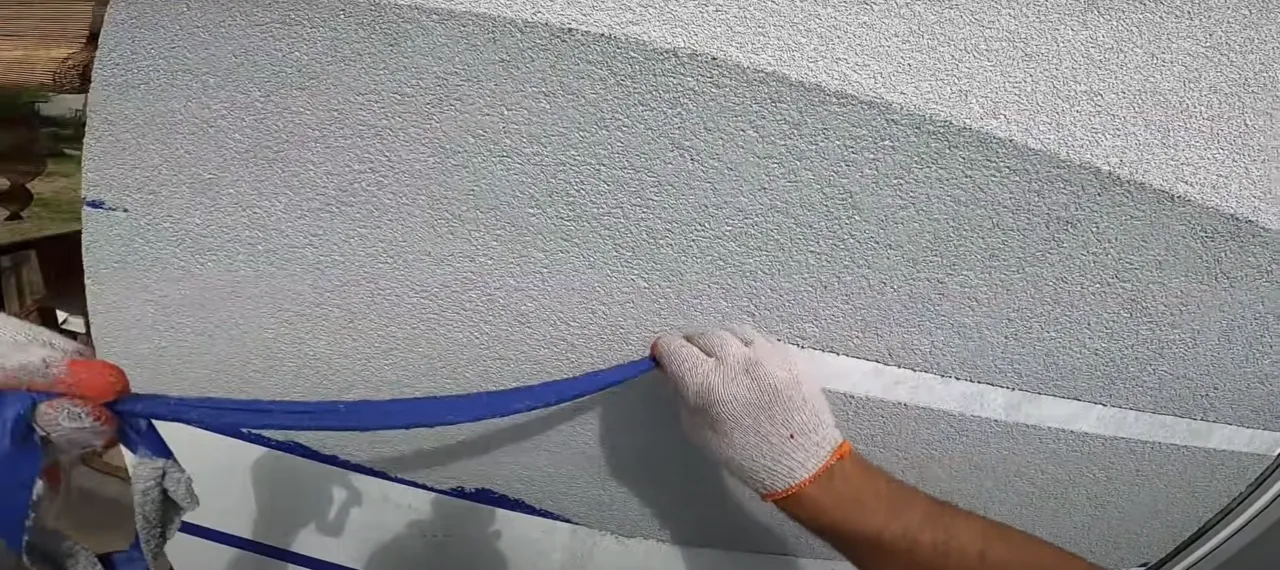 materiały i narzędzia do malowania pas&oacute;w na elewacji