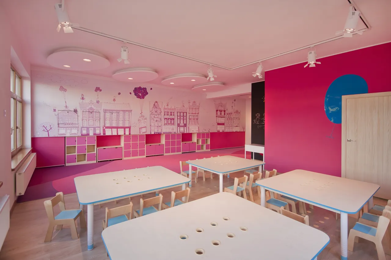 Nowoczesny żłobek niepubliczny, dzieci bawiące się w kolorowej sali