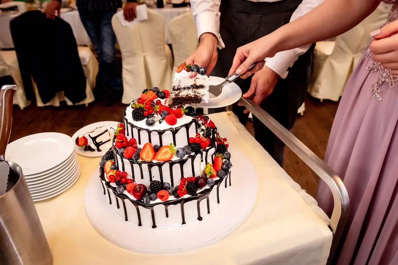 Wysoki tort weselny lub urodzinowy