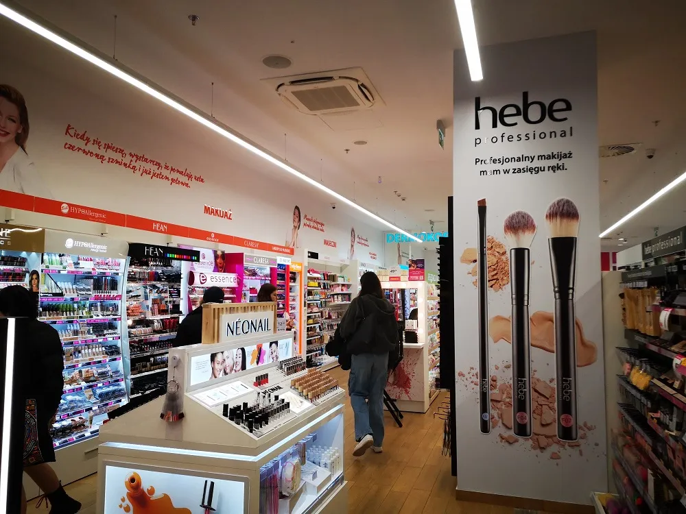perfumy Hebe sklep wnętrze lub ekspozycja