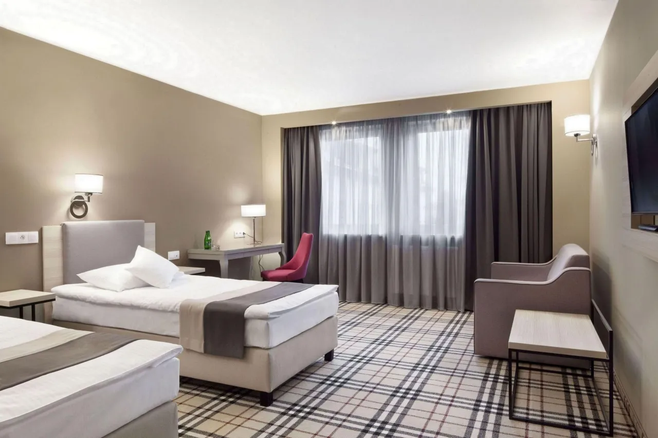 Różne typy zakwaterowania w Warszawie: hostel, hotel 3 gwiazdki, apartament