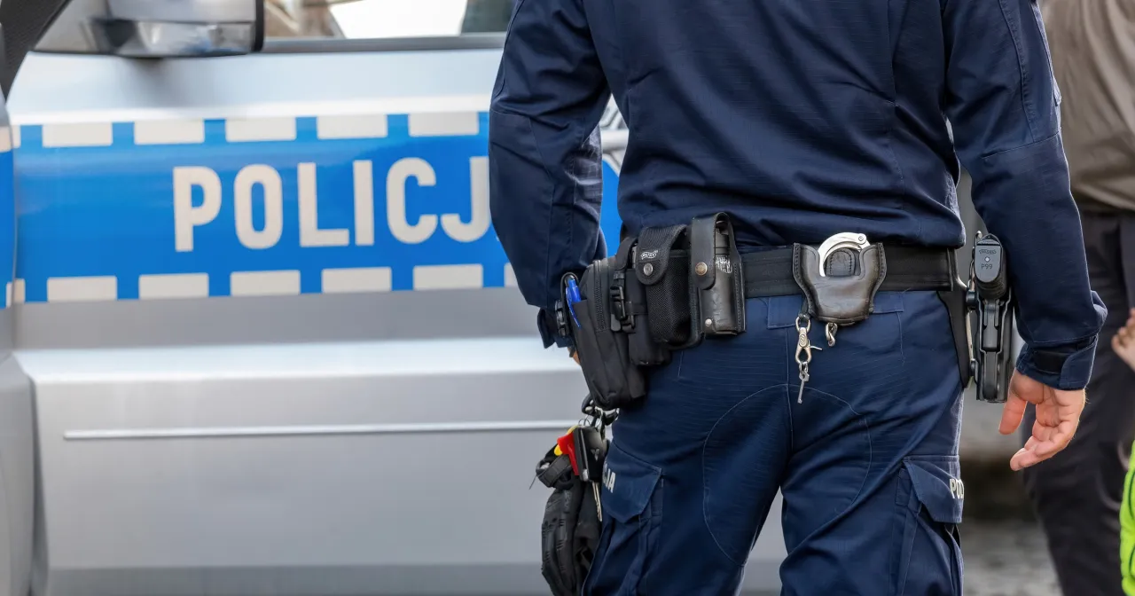 Policjant i pracownik biurowy por&oacute;wnanie