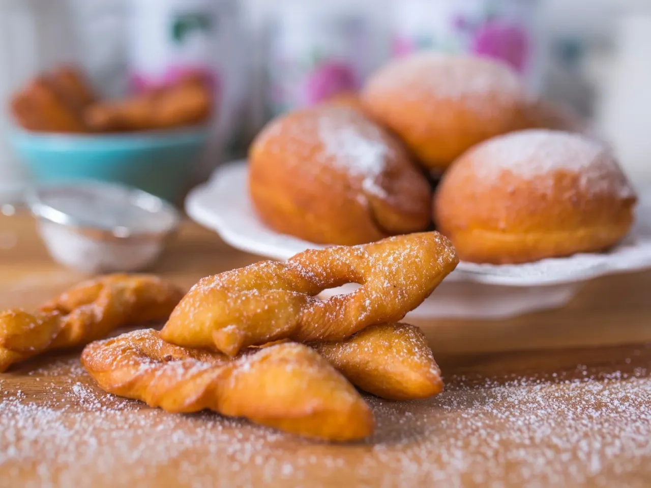 Chrupiące faworki posypane cukrem pudrem. Zastanawiasz się, faworki ile kalorii mają? Te pyszności kuszą, ale warto pamiętać o umiarze.