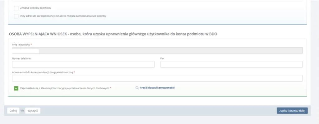 Osoba wypełniająca wniosek urzędowy na komputerze
