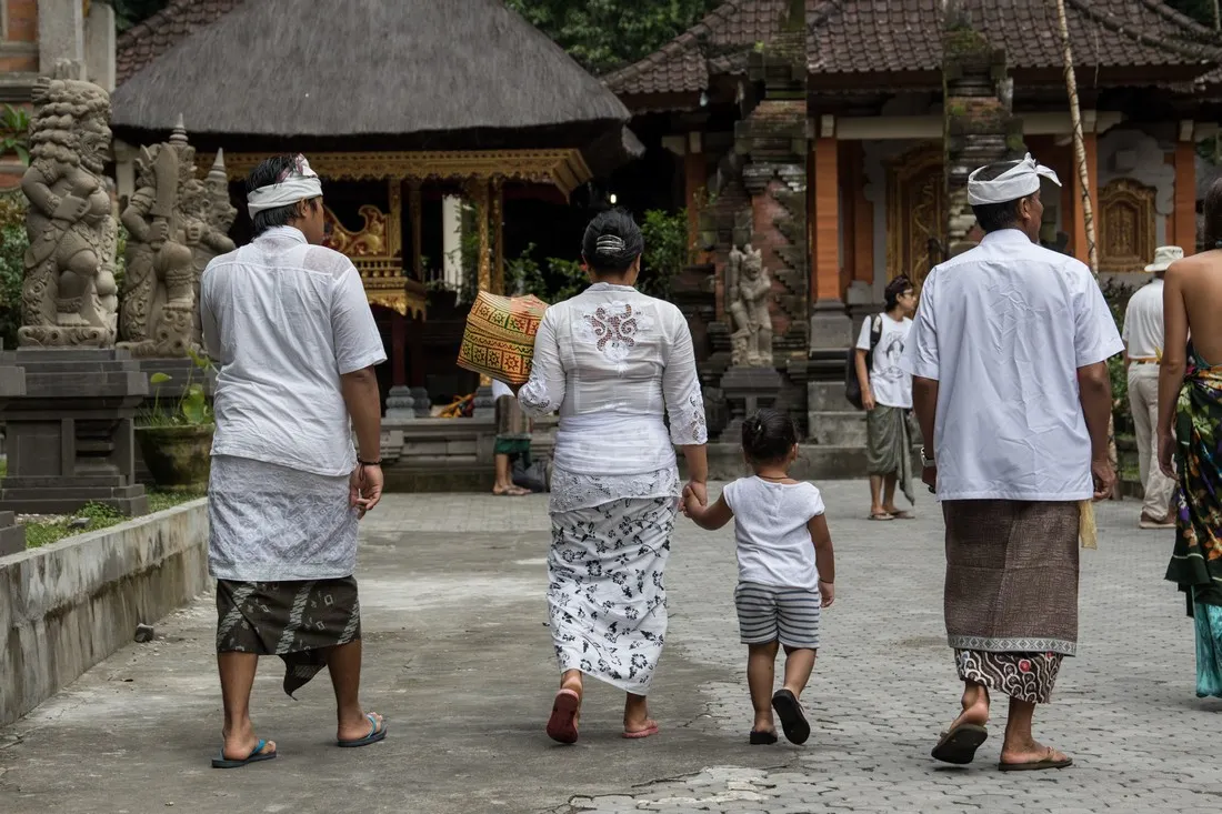 turyści w sarongach zwiedzający balijską świątynię