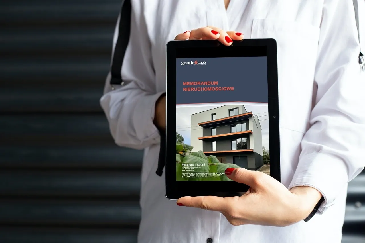 Przedsiębiorca analizujący dokumenty dotyczące inwestycji w nieruchomości