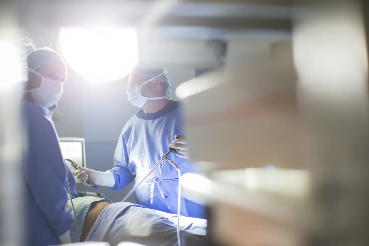 Lekarz i pacjent omawiający wyniki badań przed operacją